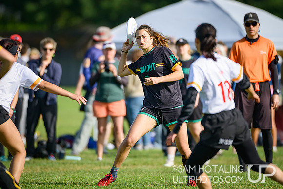 Stanford Superfly vs Vermont Ruckus in pool play at USAU D-I College Championships