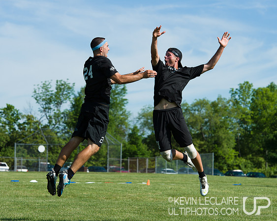 2014 USAU D-I College Champs Sunday Qtrs Action
