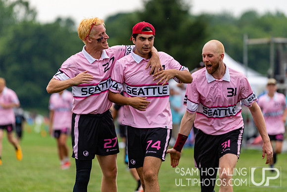 Buzz Bullets vs Seattle Sockeye in pool play at World Ultimate Club Championships