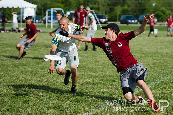 2014 USAU D-I College Champs Saturday Pre-Quarters Action