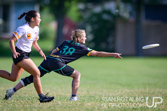 Stanford Superfly vs Vermont Ruckus in pool play at USAU D-I College Championships