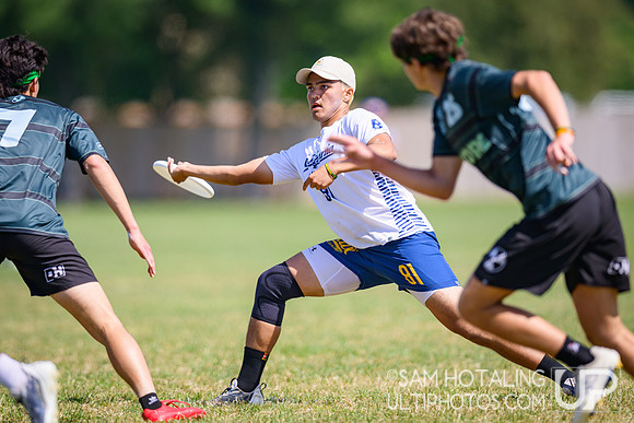 Saturday pool play at USAU D-I College Championships