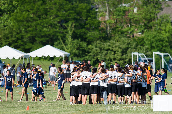 2014 USAU D-I College Champs Sunday Qtrs Action