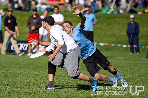 2012 USAU D-I College Championships Sunday Qtrs Action