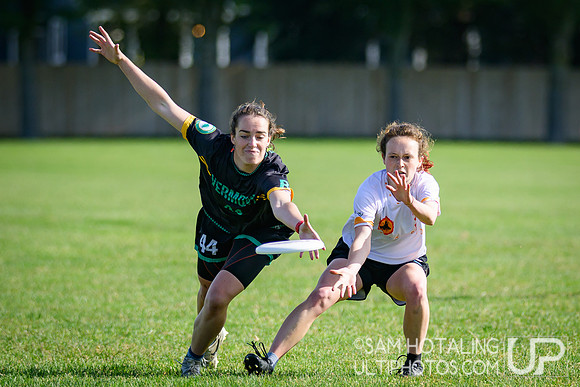 Stanford Superfly vs Vermont Ruckus in pool play at USAU D-I College Championships