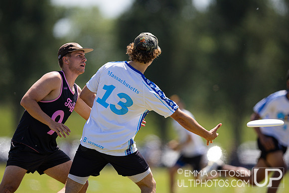 Saturday full coverage from USAU D-I College Championships, Massachusetts vs Texas