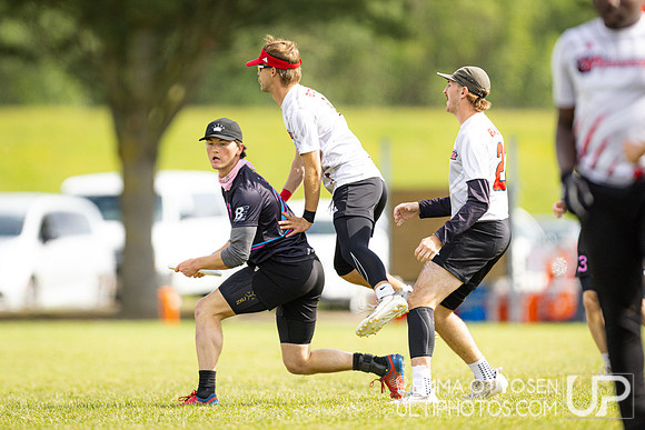 Sunday full coverage from USAU D-IIII College Championships: Semi-Finals