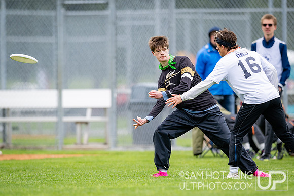 Pool play round IV at DiscNW Spring Reign