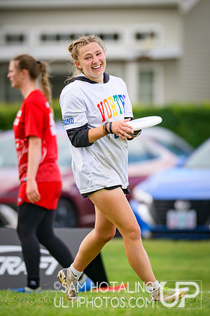 St. Olaf Vortex vs Wesleyan Vicious Circles in quarterfinals at USAU D-III College Championships
