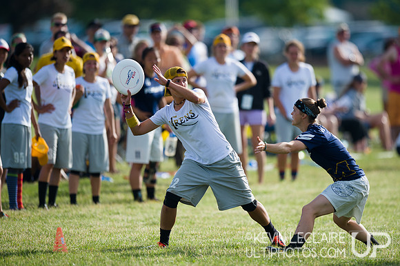 2014 USAU D-I College Champs Sunday Qtrs Action
