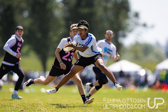 Saturday full coverage from USAU D-I College Championships, Massachusetts vs Texas