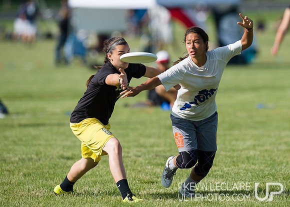 2014 USAU D-I College Champs Sunday Qtrs Action