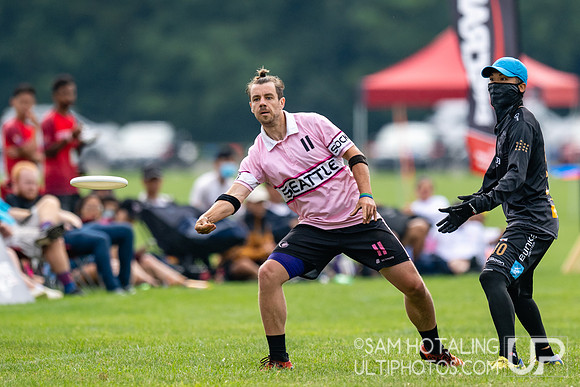 Buzz Bullets vs Seattle Sockeye in pool play at World Ultimate Club Championships