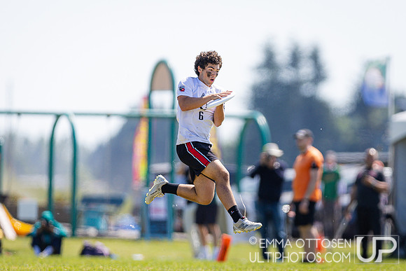 Saturday full coverage from USAU D-I College Championships, Oregon vs Northeastern