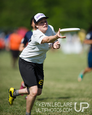 2014 USAU D-I College Champs Sunday Qtrs Action