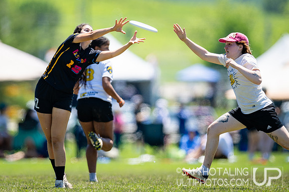 Women’s pool play at USAU DI College Championships