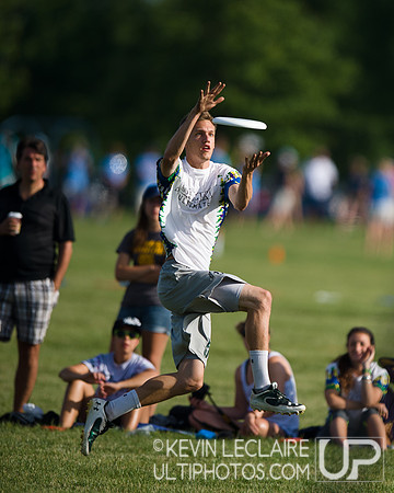 2014 USAU D-I College Champs Sunday Qtrs Action