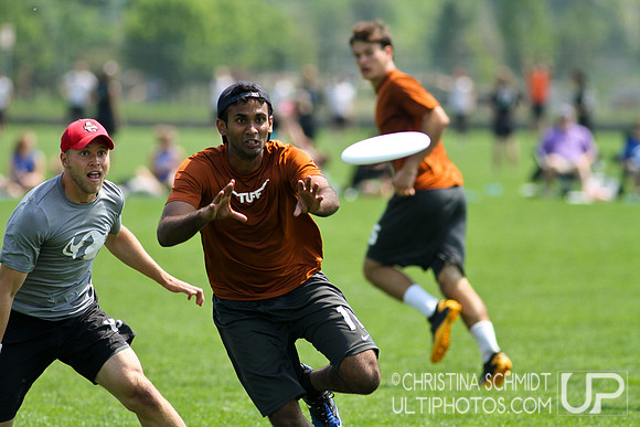 2012 USAU D-I College Championships Saturday Round 4 Action