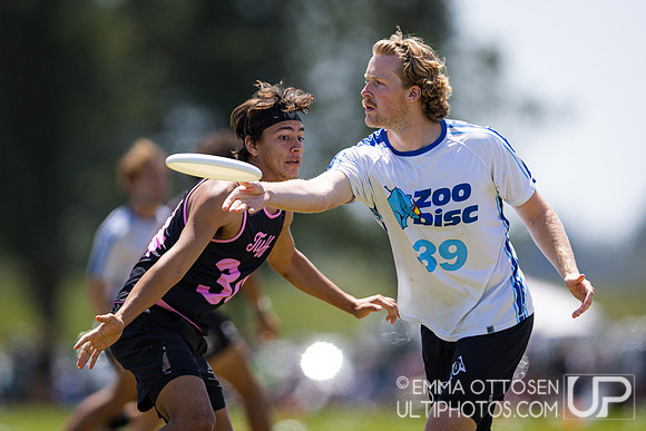 Saturday full coverage from USAU D-I College Championships, Massachusetts vs Texas