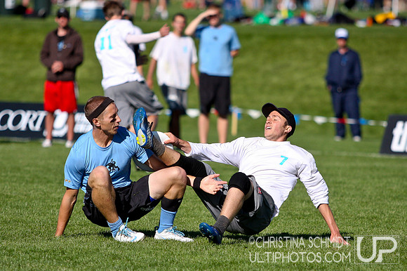 2012 USAU D-I College Championships Sunday Qtrs Action