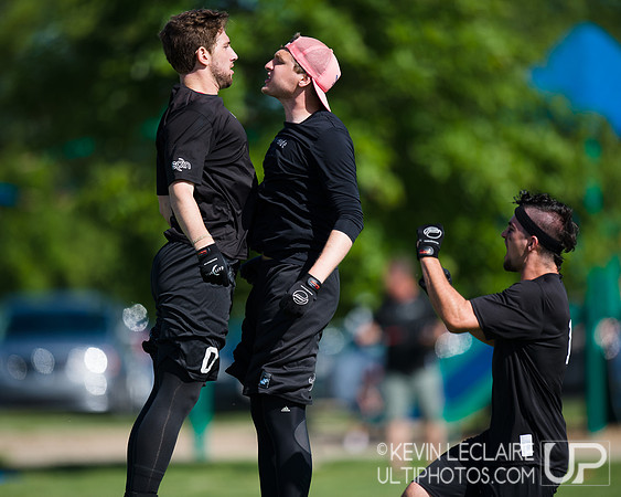 2014 USAU D-I College Champs Sunday Qtrs Action