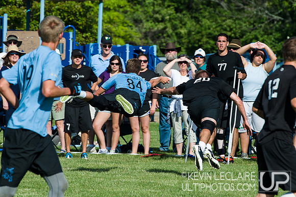 2014 USAU D-I College Champs Sunday Qtrs Action