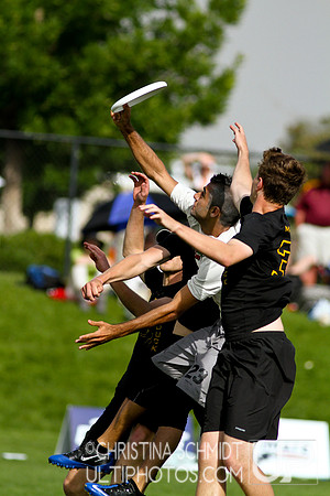 2012 USAU D-I College Championships Saturday Pre-Qtrs Action