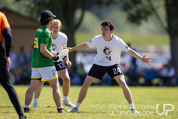Saturday full coverage from USAU D-I College Championships, Oregon vs Northeastern
