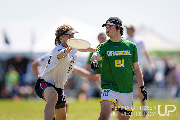Saturday full coverage from USAU D-I College Championships, Oregon vs Northeastern