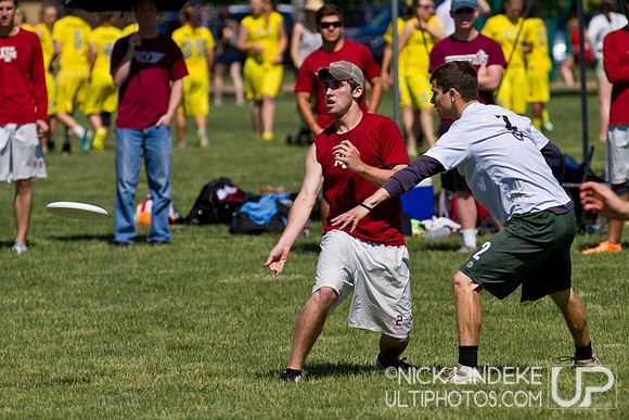 2014 USAU D-I College Champs Saturday Action
