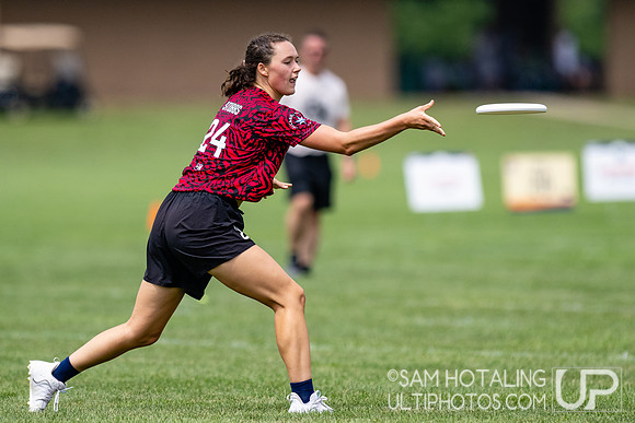 Chicago Nemesis vs Swampybarg in pool play at World Ultimate Club Championships