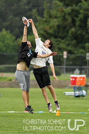 2012 USAU D-I College Championships Friday Round 2 Action