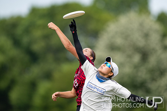 Chicago Nemesis vs Swampybarg in pool play at World Ultimate Club Championships