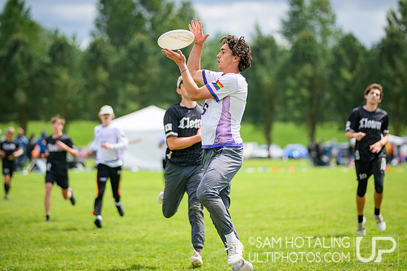 Bowdoin Clown vs Carleton College CHOP in quarterfinals at USAU D-III College Championships