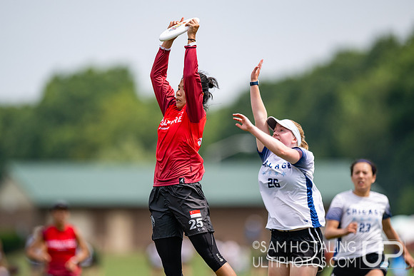 Chicago Nemesis vs Pangolins in pool play at World Ultimate Club Championships