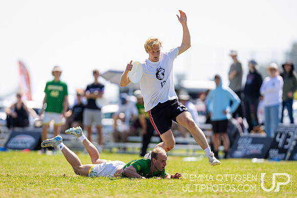 Saturday full coverage from USAU D-I College Championships, Oregon vs Northeastern