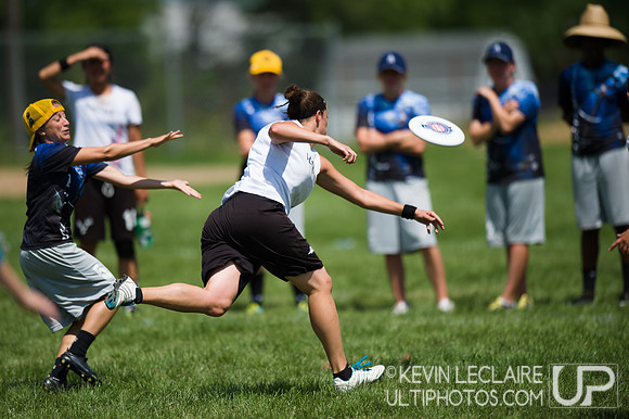 2014 USAU D-I College Champs Saturday Round 4 Action