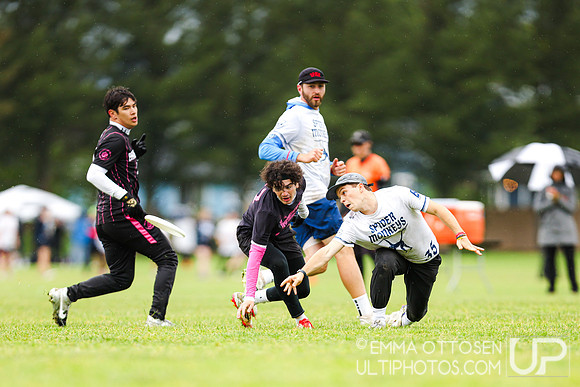Saturday full coverage from USAU D-IIII College Championships, Pool Play Round 1: Claremont vs Richmond