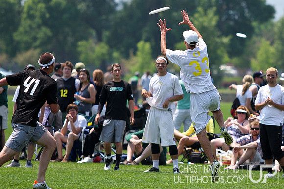 2012 USAU D-I College Championships Saturday Round 3 Action