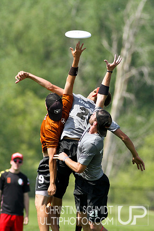 2012 USAU D-I College Championships Saturday Round 4 Action