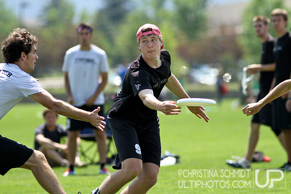 2012 USAU D-I College Championships Friday Round 1 Action