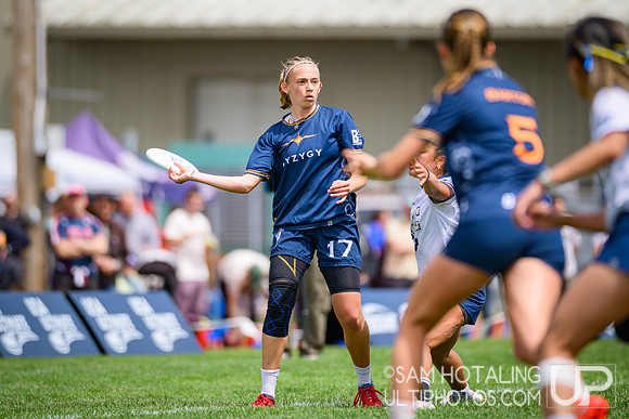 British Columbia Thunderbirds (W) vs Carleton College-Syzygy in finals at USAU D-I College Championships
