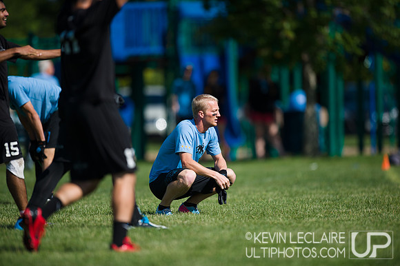 2014 USAU D-I College Champs Sunday Qtrs Action