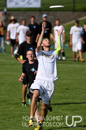 2012 USAU D-I College Championships Friday Round 1 Action
