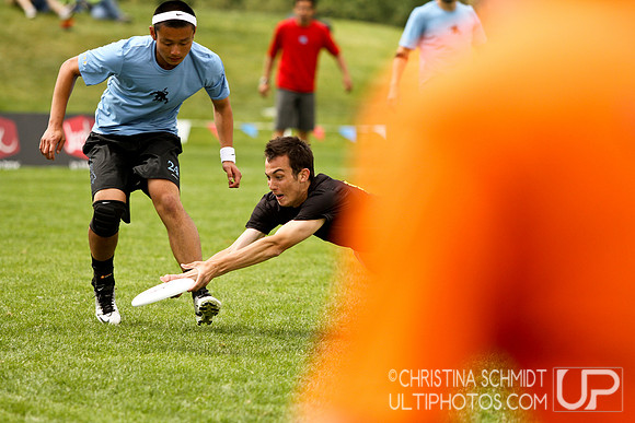 2012 USAU D-I College Championships Sunday Semis Action
