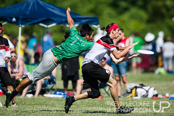 2014 USAU D-I College Champs Saturday Round 2 Action