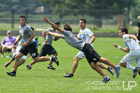 2012 USAU D-I College Championships Saturday Round 2 Action