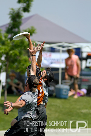 2012 USAU D-I College Championships Saturday Round 4 Action