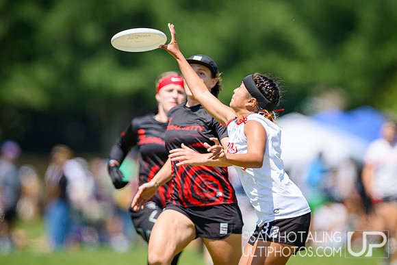 Saturday pool play at USAU D-I College Championships