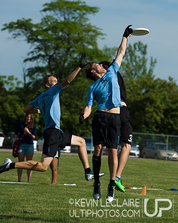 2014 USAU D-I College Champs Sunday Qtrs Action